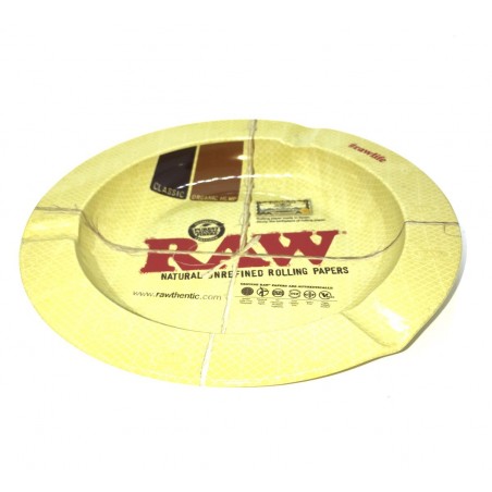 Foglie fumanti di metallo grezzo ciliegia