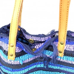 Bolso tote confeccionado con tela india Dari de algodón de colores y asas de cuero.