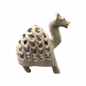 Dromadaire sculpté en pierre avec un petit à l'intérieur.