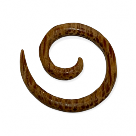 Piercing indio en forma de espiral hecho de madera de coco.