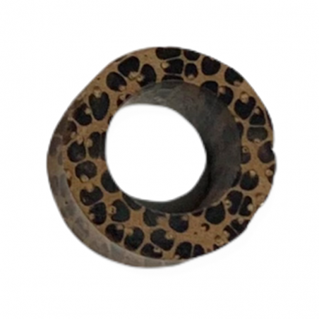 Piercing fatto a mano in legno di cocco a forma di tunnel.
