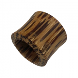 Handgefertigtes, tunnelartiges Piercing aus Kokosnussholz.