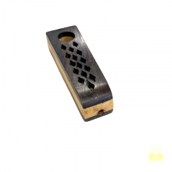 Piccola pipa in legno intarsiato.