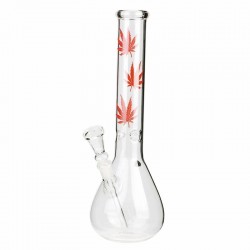 Glasbong mit roten Cannabisblättern.