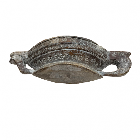 Indische hölzerne Öllampe von unten gesehen.