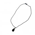Collar de piedra de ónix negro sobre hilo de algodón trenzado.
