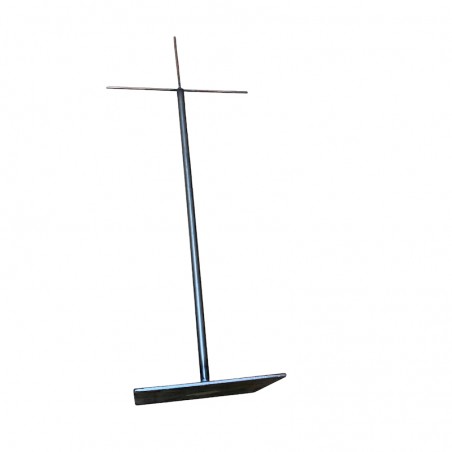 Socle en acier pour présenter un masque.