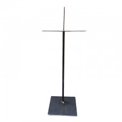 Socle haut en acier pour masque.