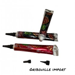 Tubi di hennè per disegnare sulla pelle.