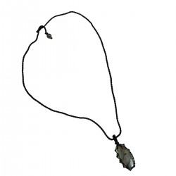 Collier pendentif avec une pierre de labradorite.