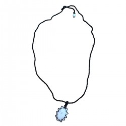 Pendentif en pierre de lune sur cordon de dos.