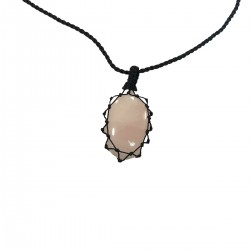 Pierre de quartz rose en collier.