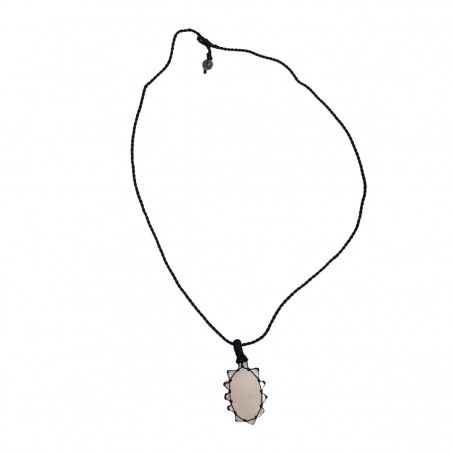 Medaillon de pierre de quartz rose en collier de dos.