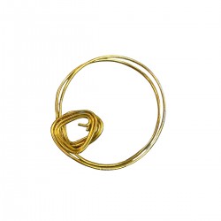 Goldfarbenes Metallarmband.