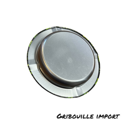 Metallaschenbecher hinten mit Cannabisblättern verziert.