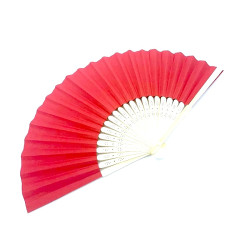 Eventail en bambou et papier de couleur rouge.