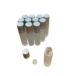 Flacons en verre avec applicateur roll pour parfum.