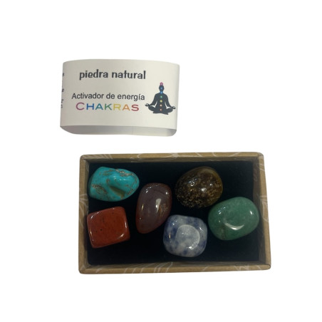 Chakrasteine in einer Schachtel.