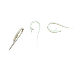 Piercing alle ossa di tribù etniche.