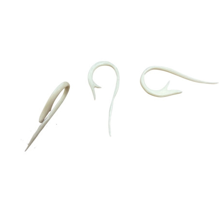 Piercing alle ossa di tribù etniche.