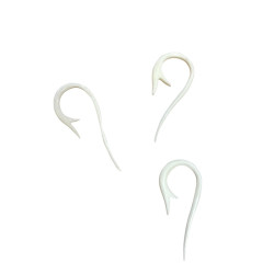 Piercing osseo in stile etnico tribale.