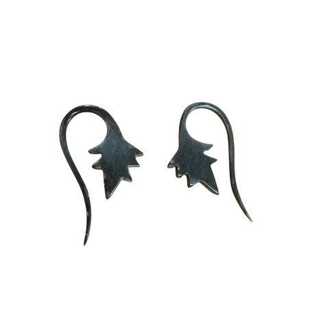 Paar Piercings aus Knochen und Metall mit Strasssteinen