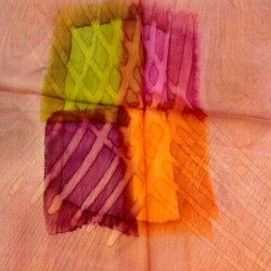 Motif du foulard carré rouge en pure soie indienne.