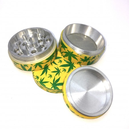 Grinder aus Aluminium, verziert mit Cannabisblättern.