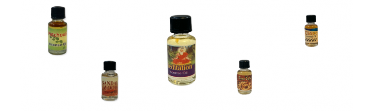 Flasche mit verschiedenen Düften parfümierter Öle für Räuchergefäße.