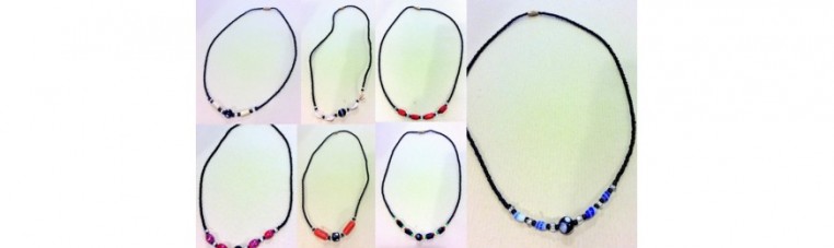 Collier d'Afrique en perles noires et décorés d'autres perles ou accéssoires.